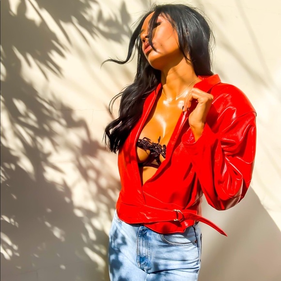 Red vintage structured cropped leather jacket with buckle closure - Picture 2 of 6